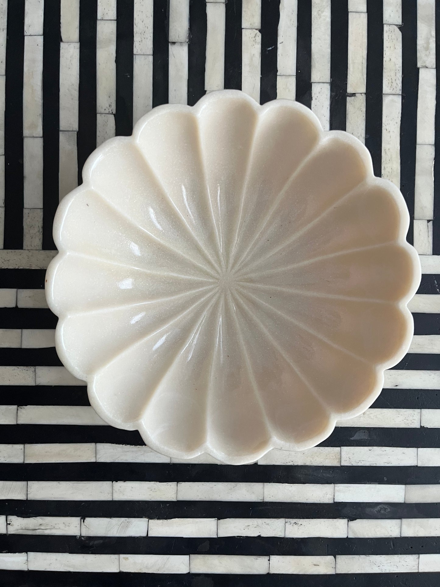 Gorgeous Shell Shaped Bowl with Decorative Orbs Set 1