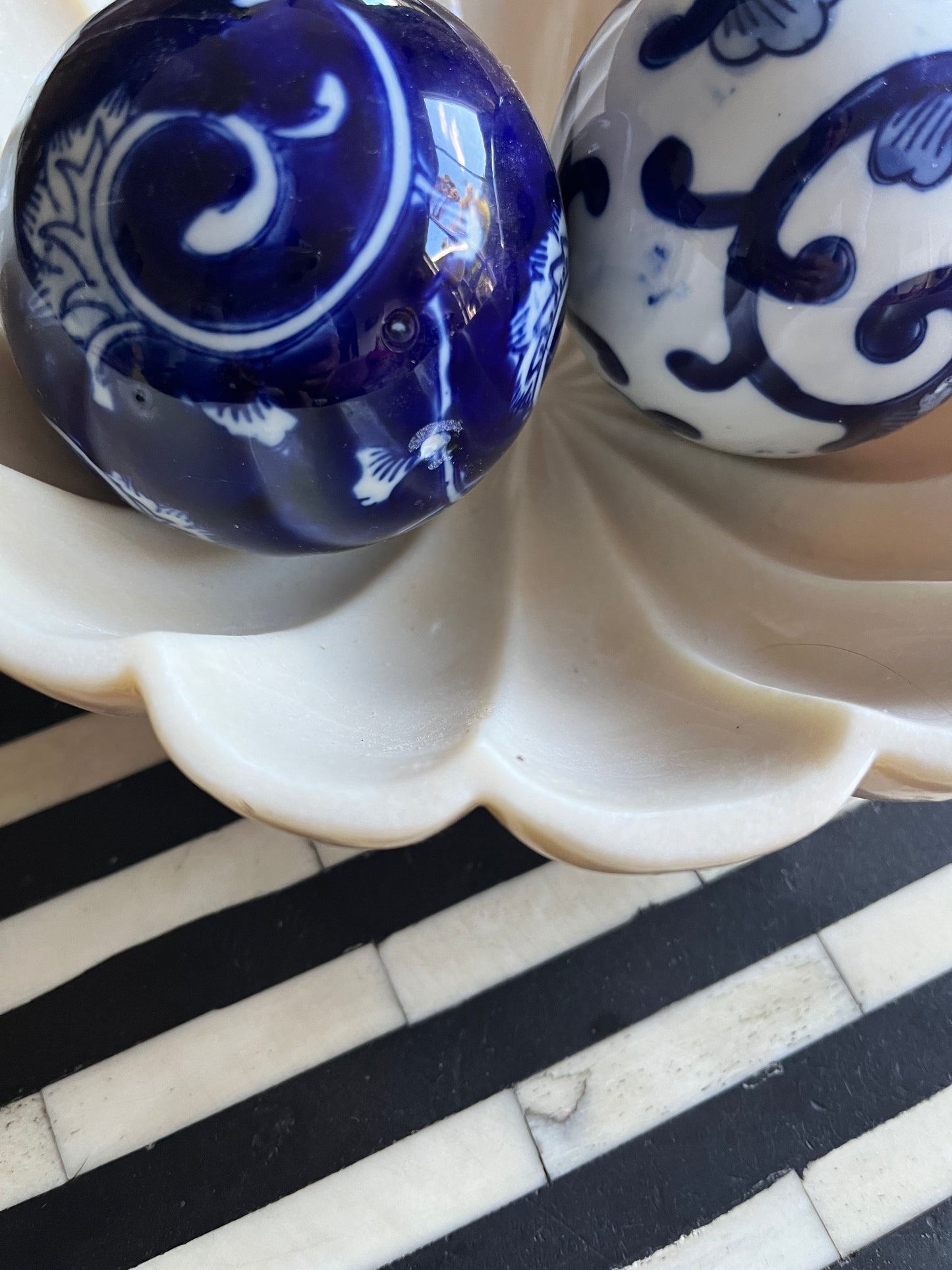 Gorgeous Shell Shaped Bowl with Decorative Orbs Set 1