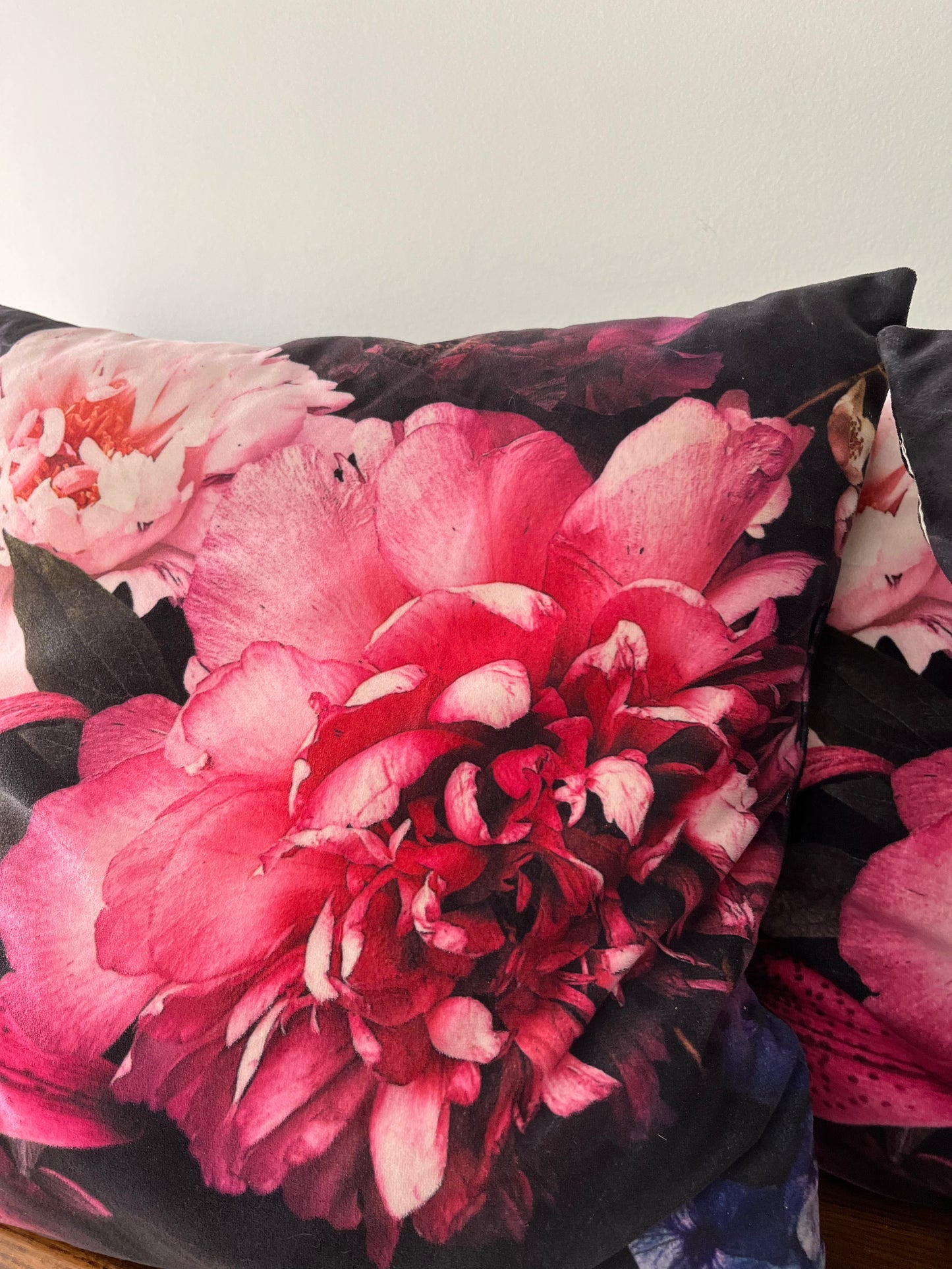 Set of 5 x beautiful floral cushions