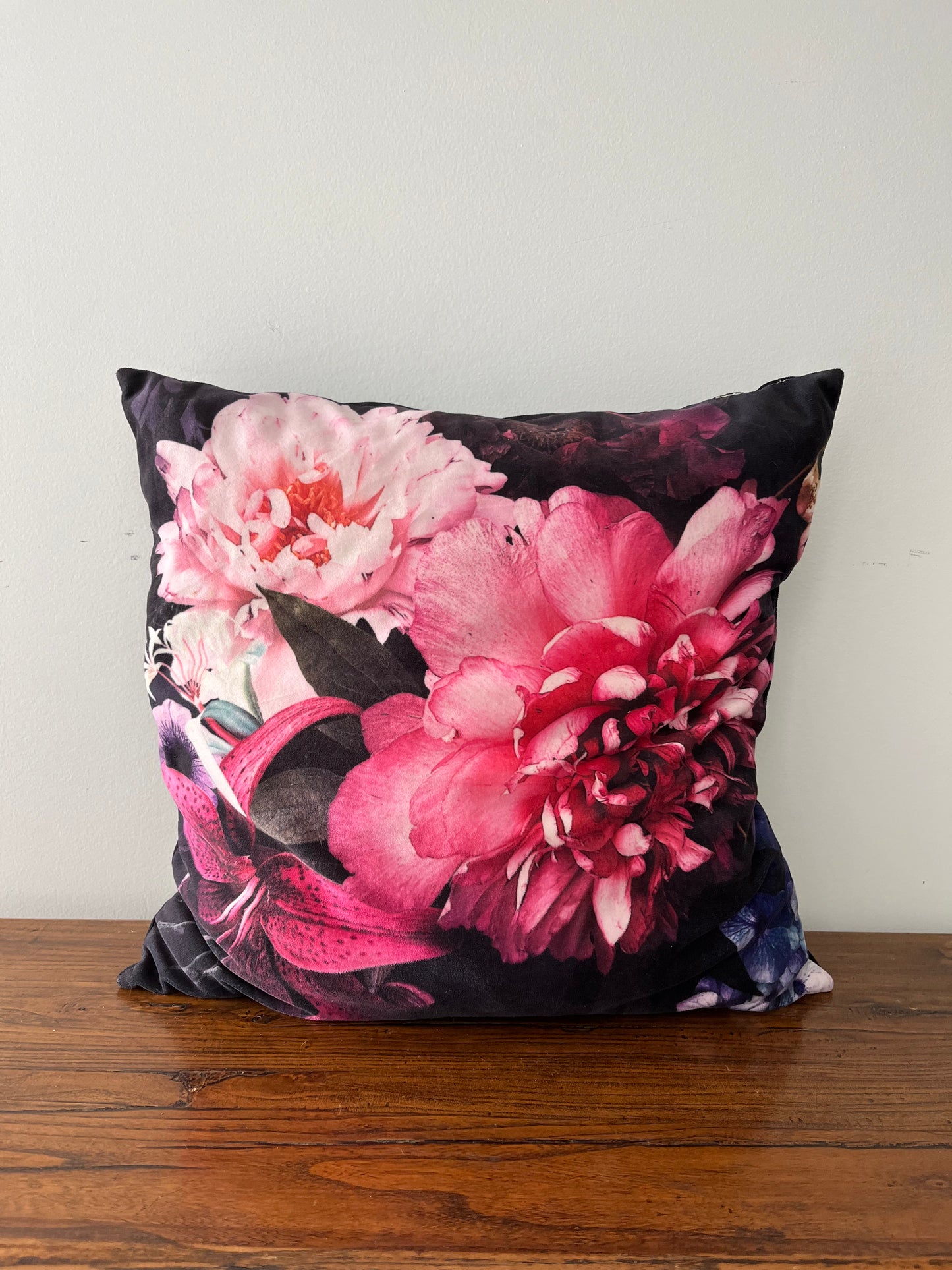 Set of 5 x beautiful floral cushions