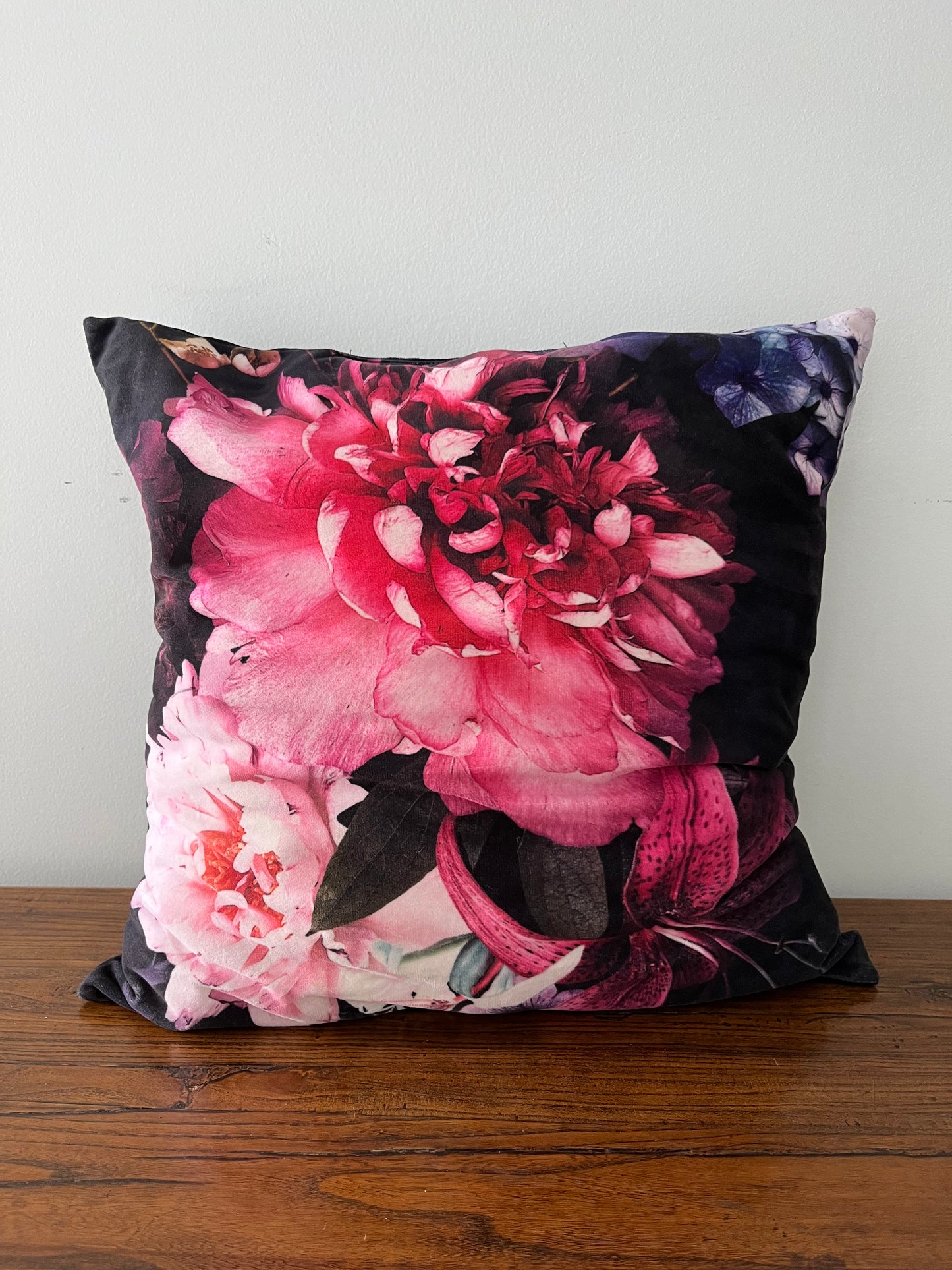Set of 5 x beautiful floral cushions