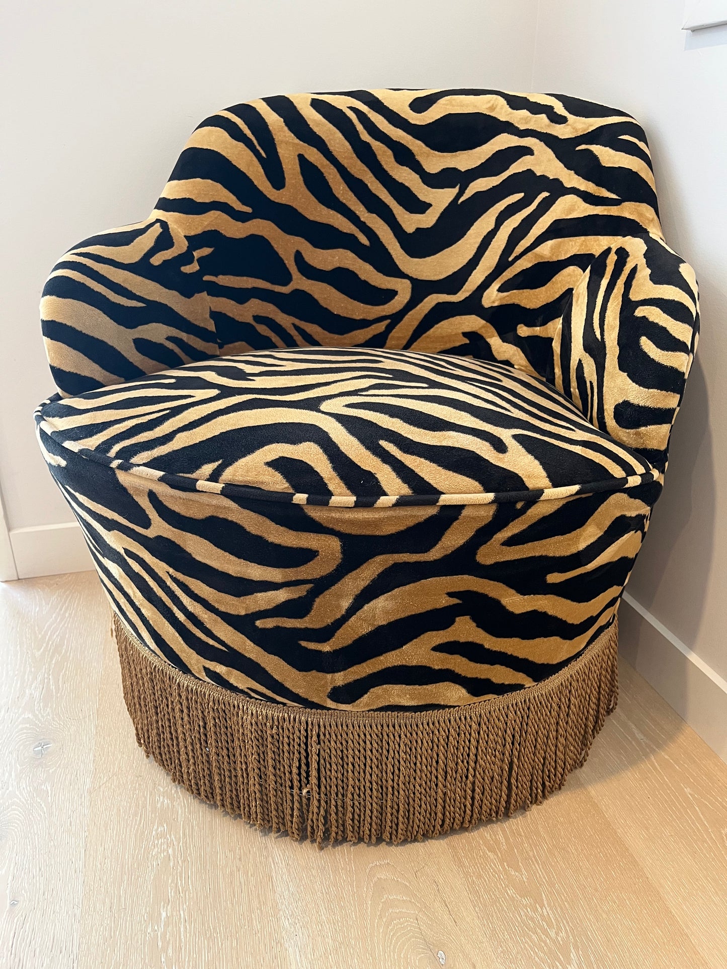 Rembrandt Tiffany Swivel Chair with fringe