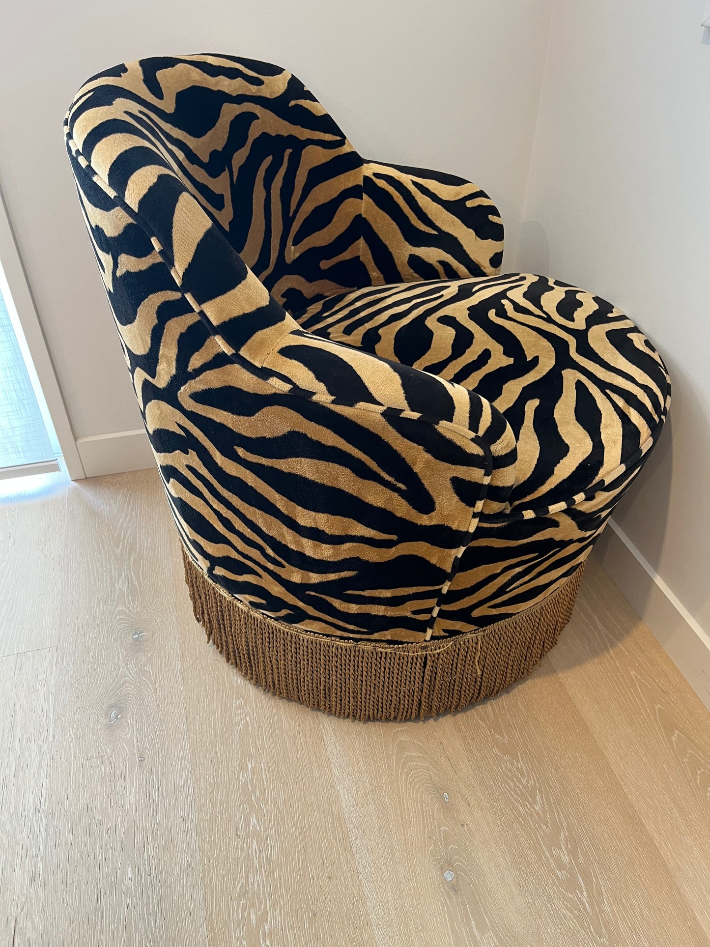 Rembrandt Tiffany Swivel Chair with fringe