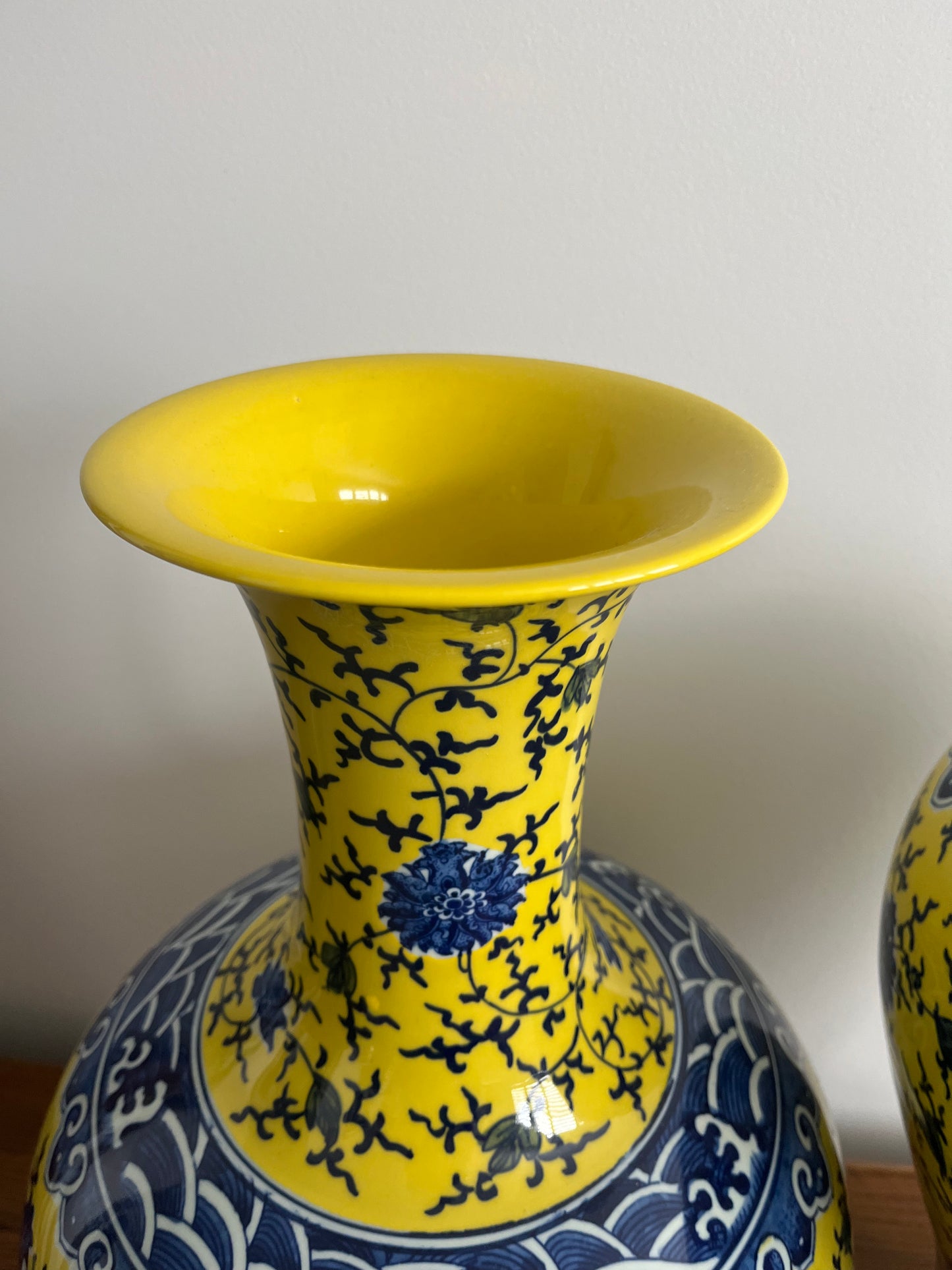 Pair of Pretty Chinese Porcelain Vases