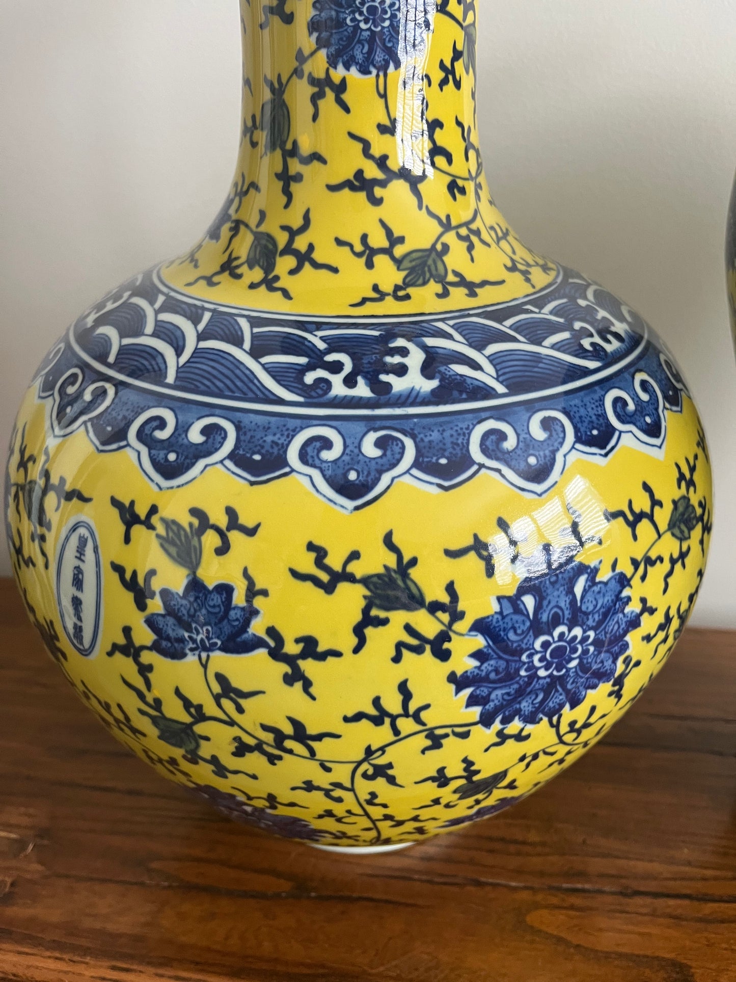 Pair of Pretty Chinese Porcelain Vases