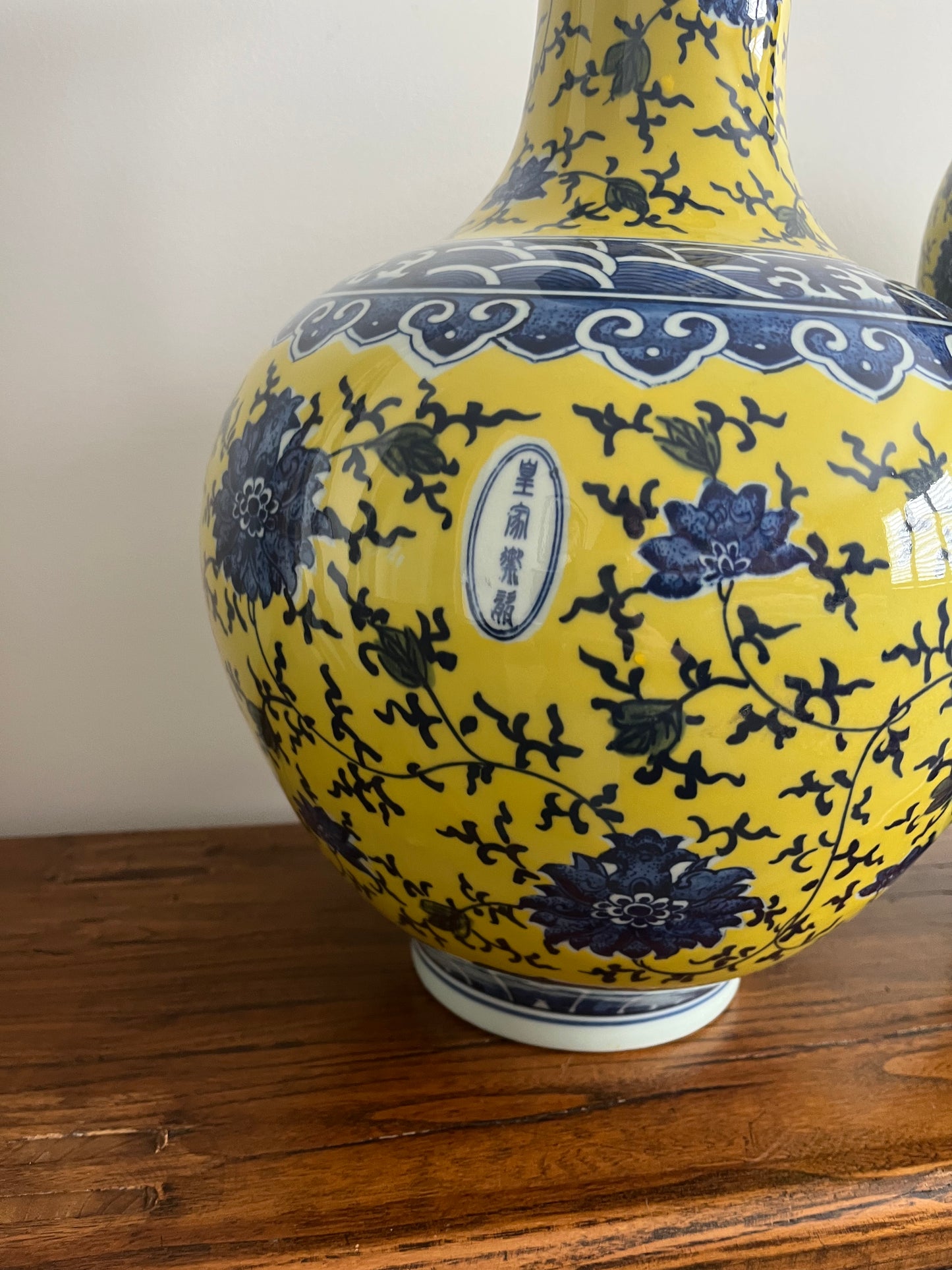 Pair of Pretty Chinese Porcelain Vases