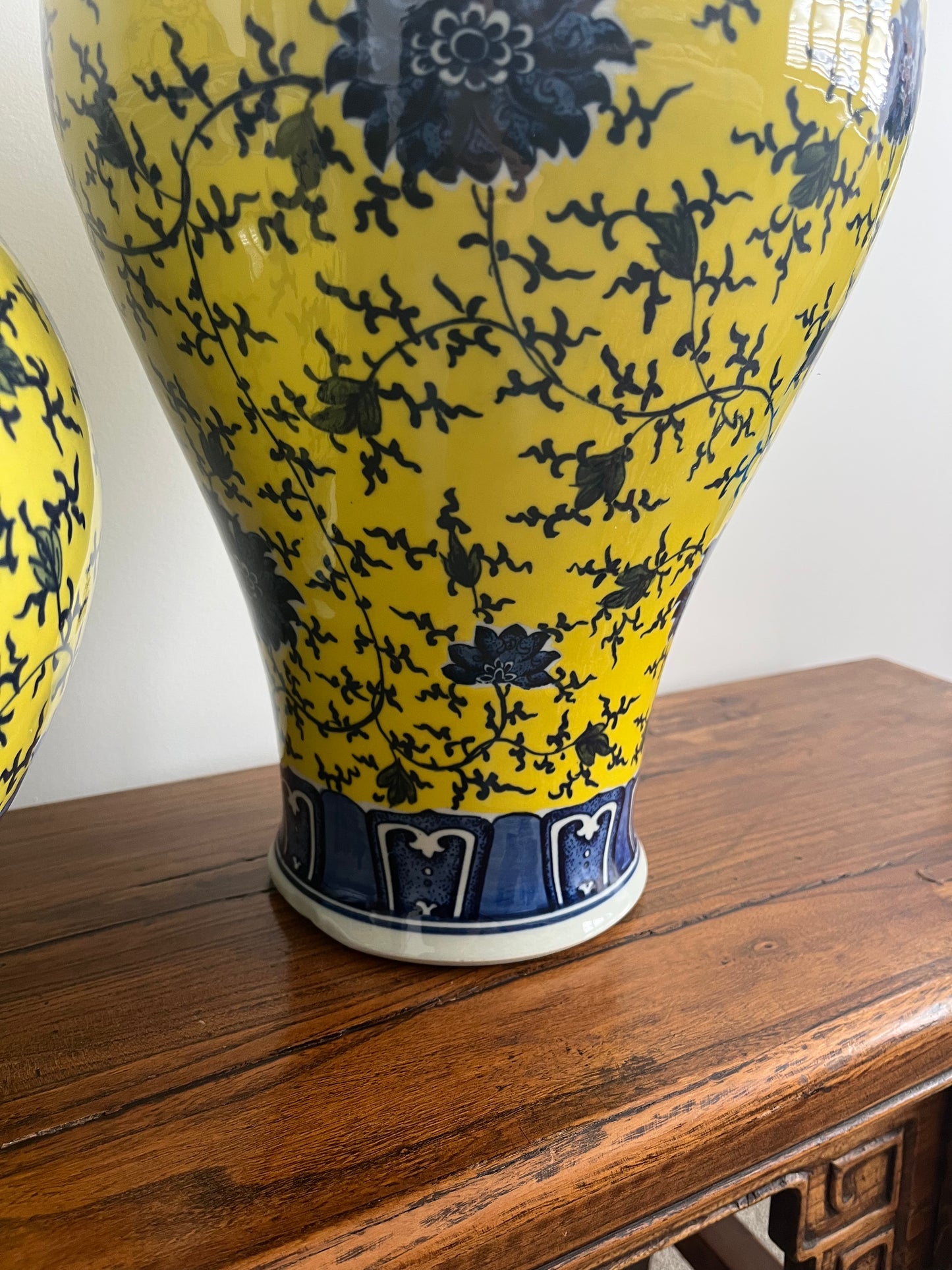 Pair of Pretty Chinese Porcelain Vases