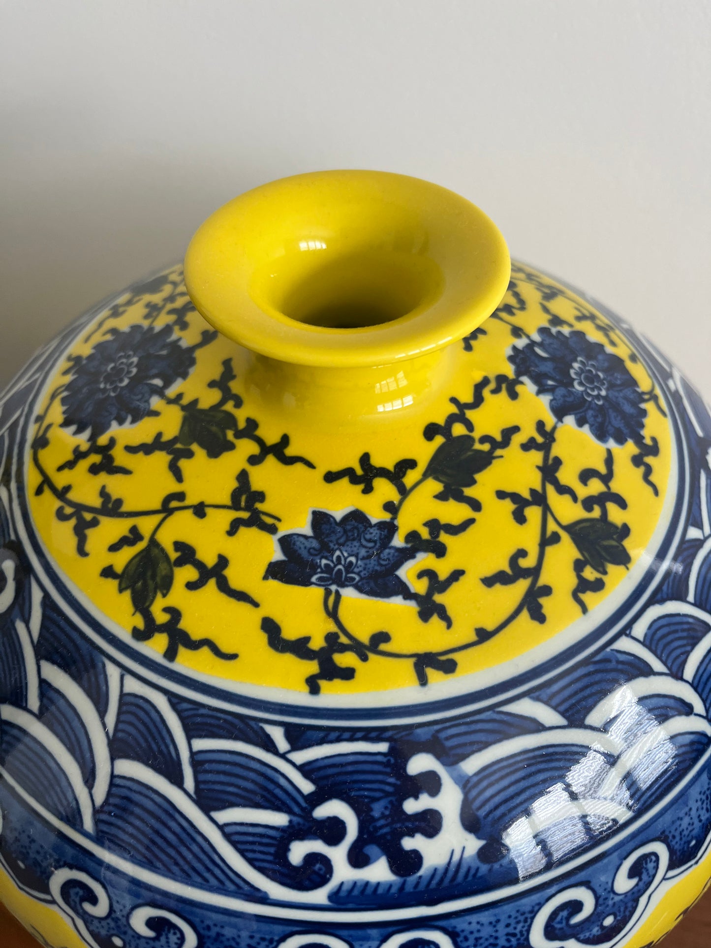Pair of Pretty Chinese Porcelain Vases