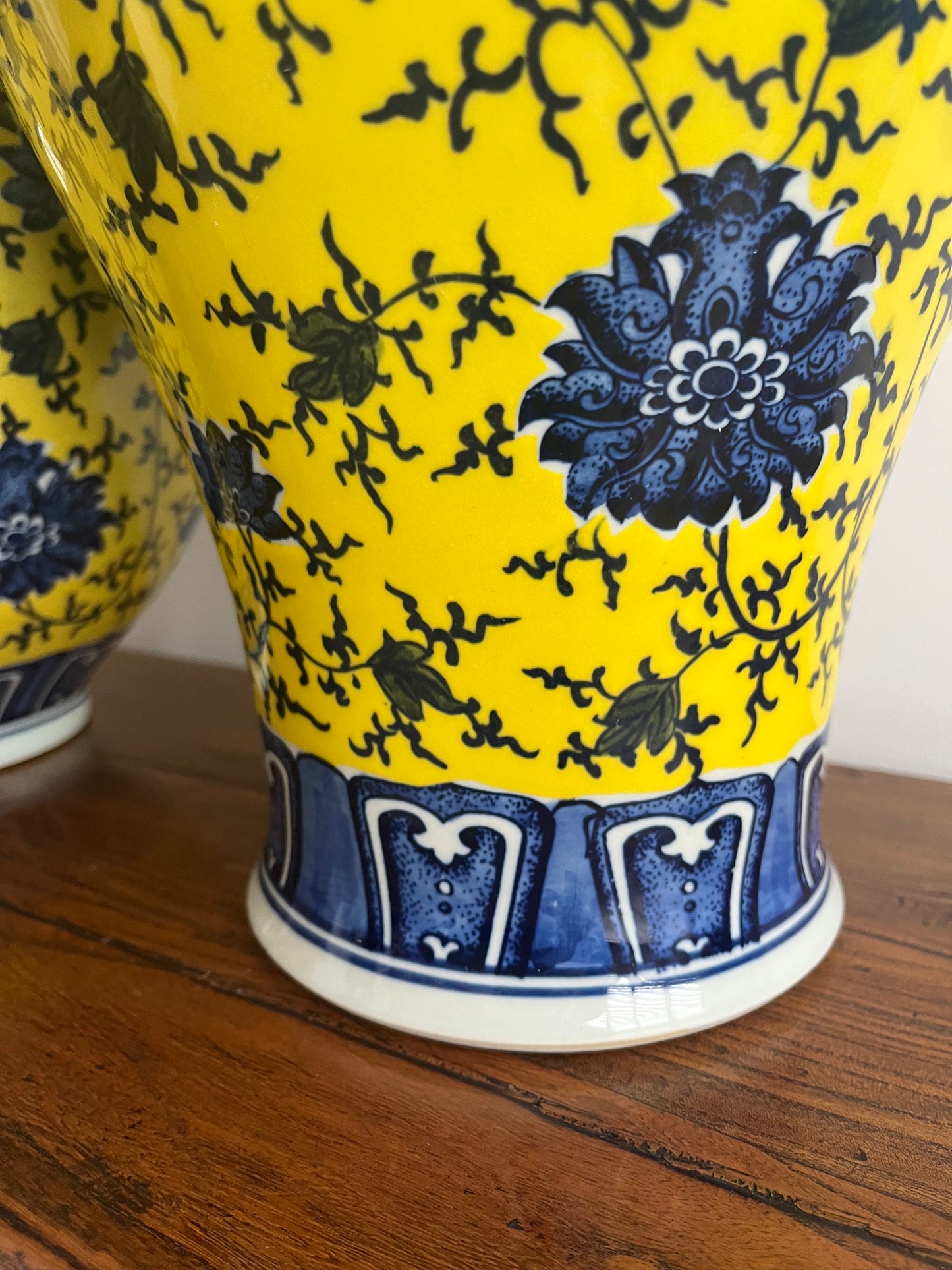 Pair of Pretty Chinese Porcelain Vases