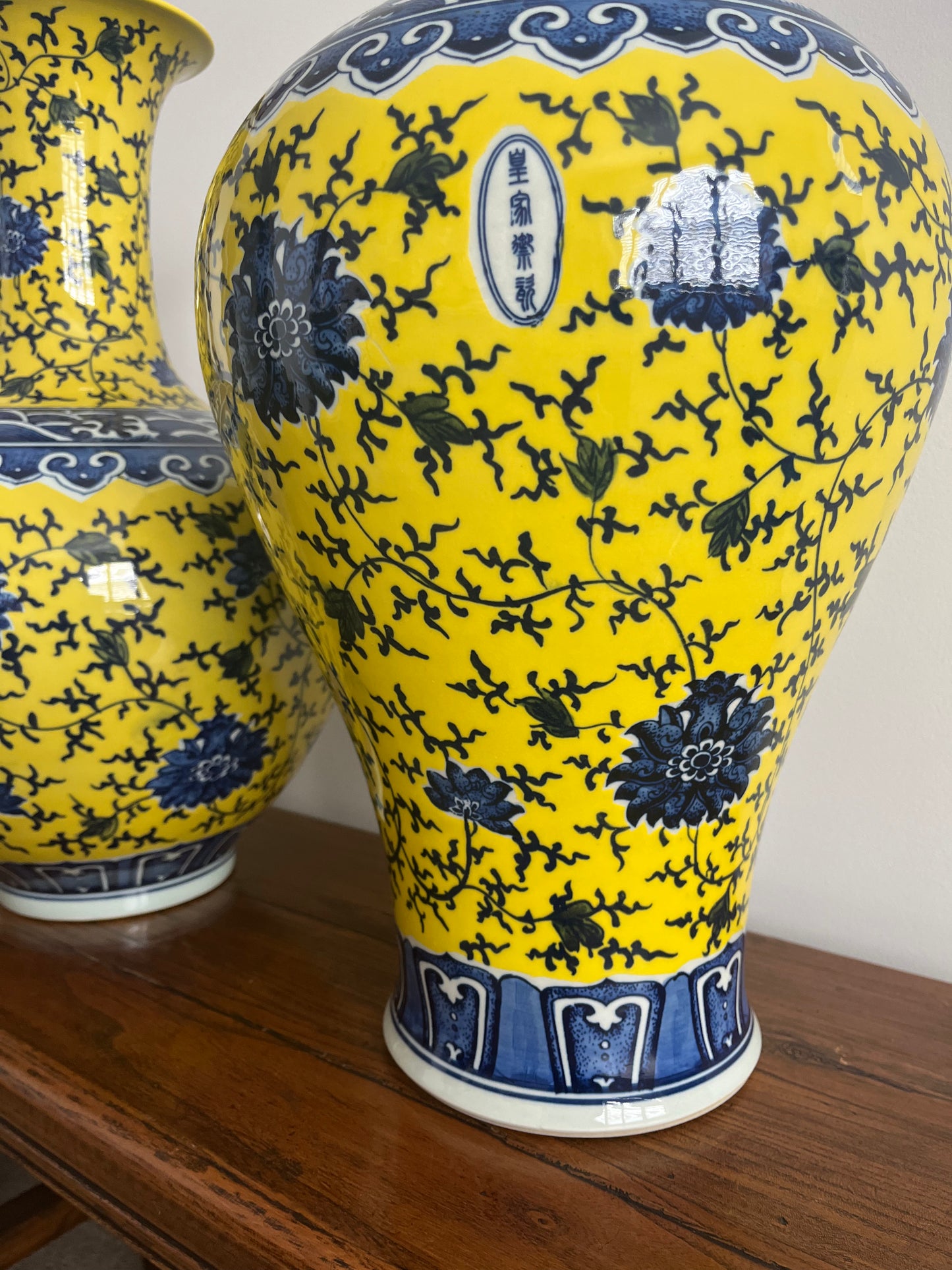 Pair of Pretty Chinese Porcelain Vases