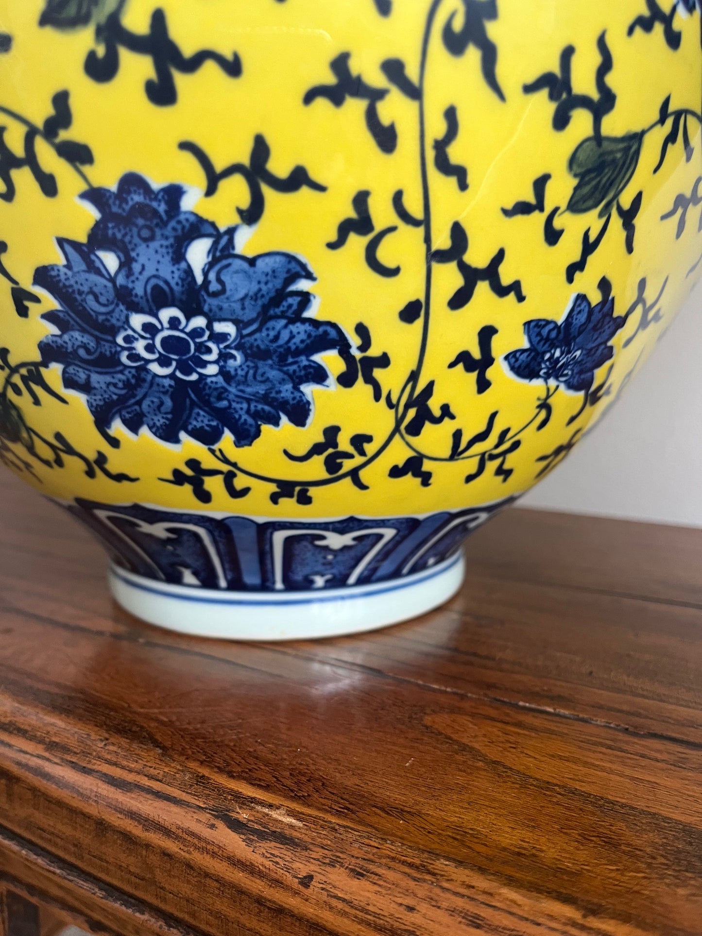 Pair of Pretty Chinese Porcelain Vases