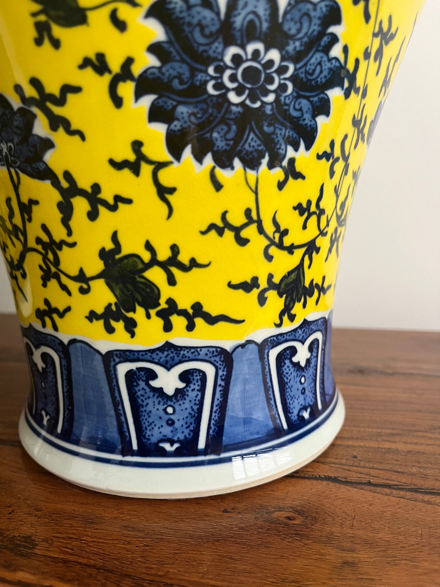 Pair of Pretty Chinese Porcelain Vases