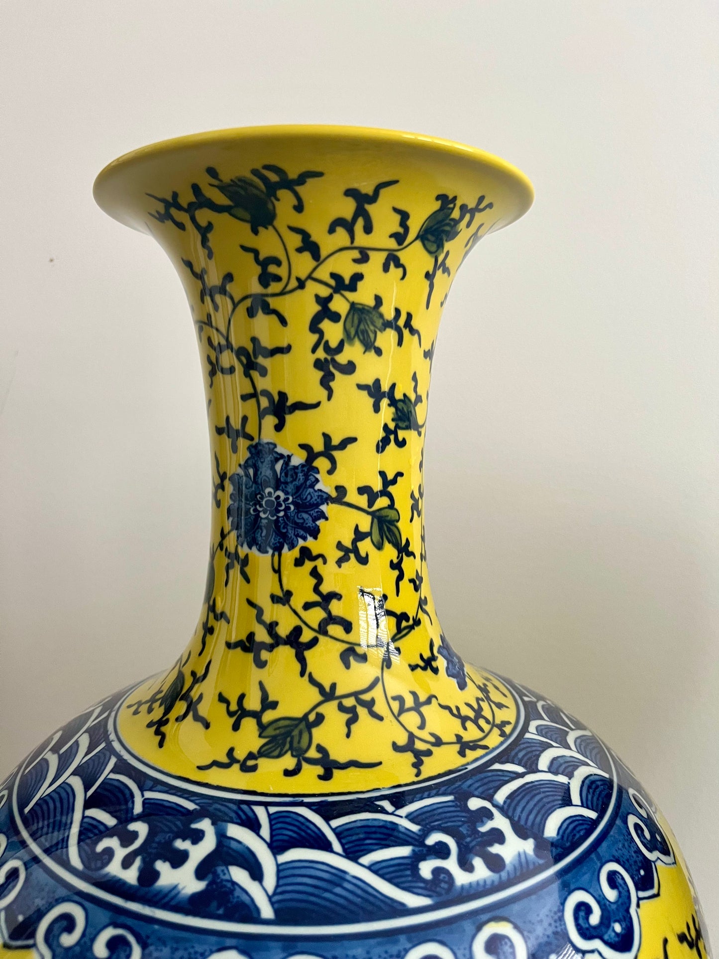 Pair of Pretty Chinese Porcelain Vases