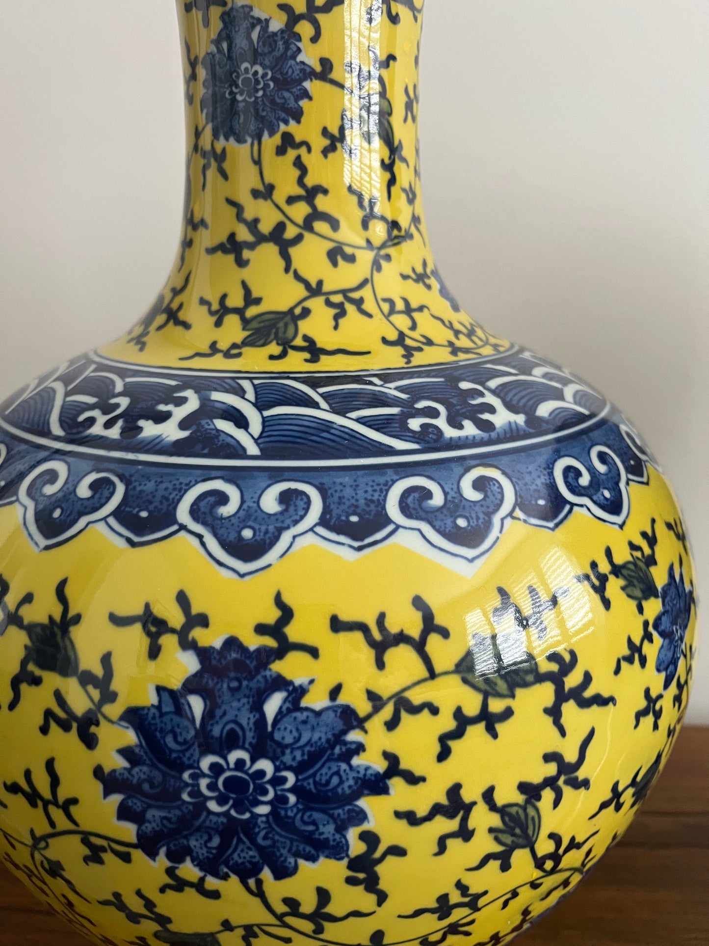 Pair of Pretty Chinese Porcelain Vases