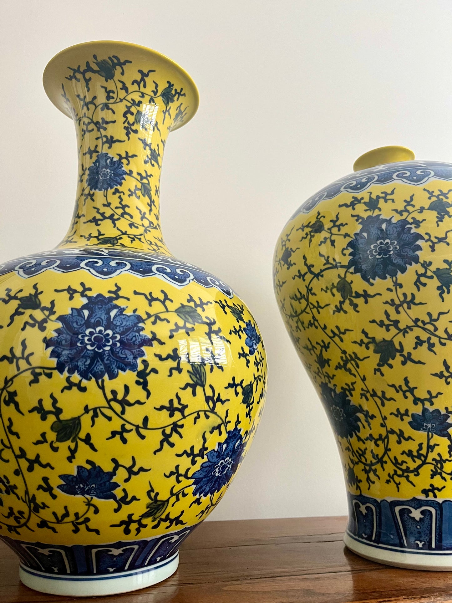 Pair of Pretty Chinese Porcelain Vases