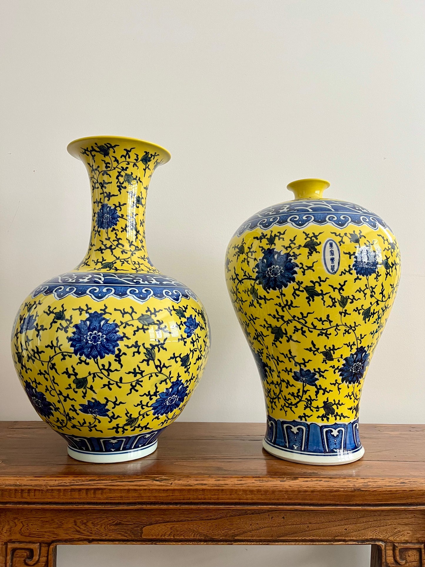 Pair of Pretty Chinese Porcelain Vases