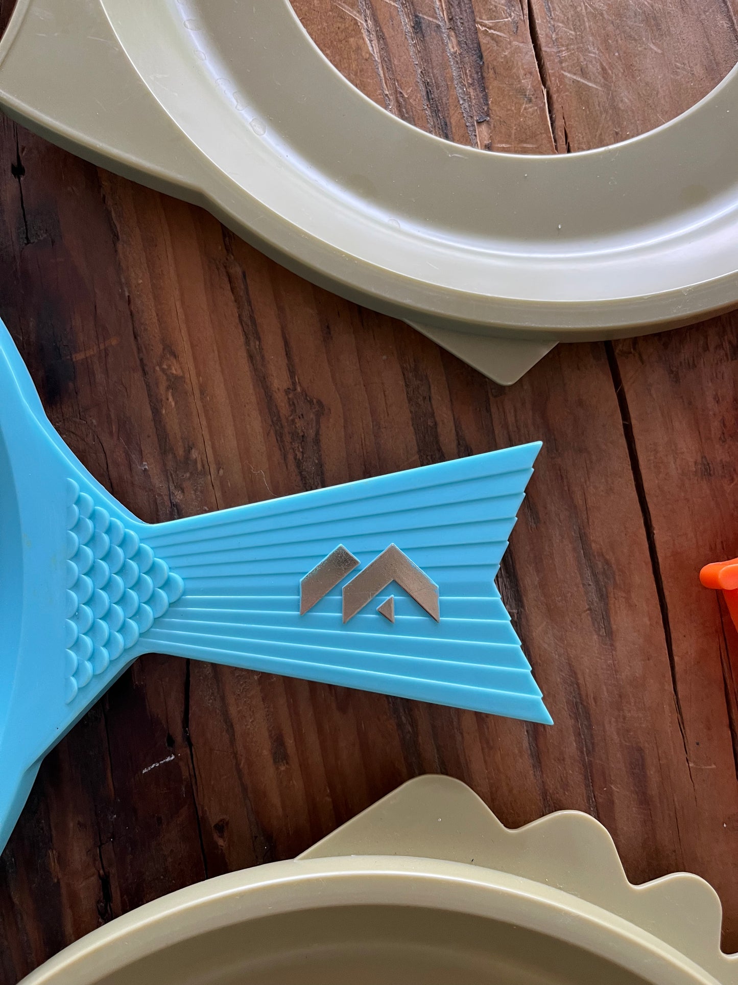 Retro Fish Paper Plate Holders x 8