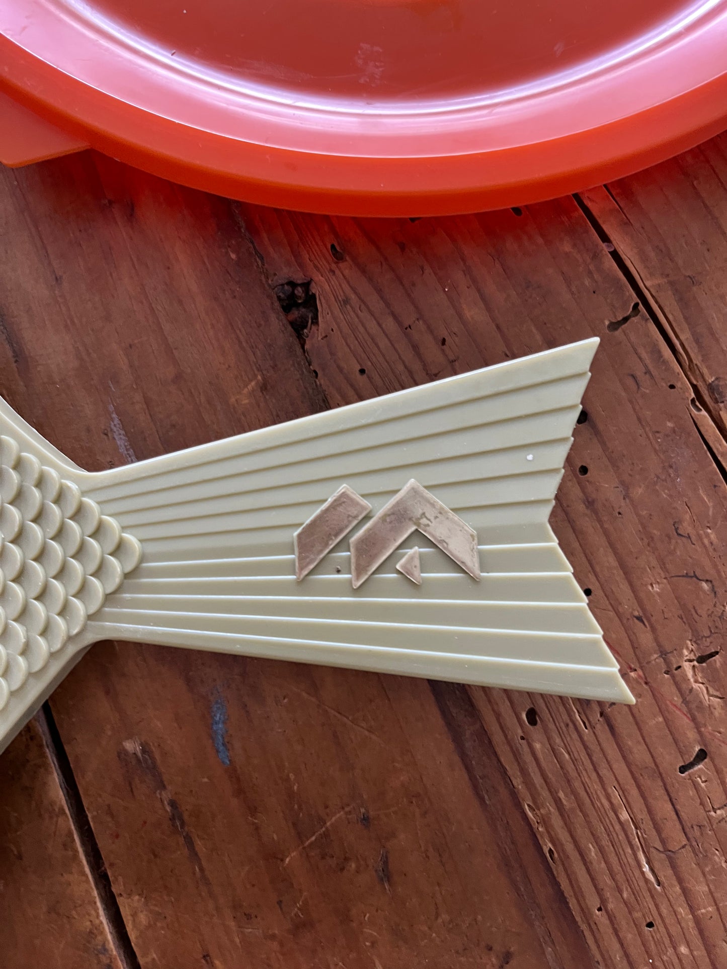 Retro Fish Paper Plate Holders x 8
