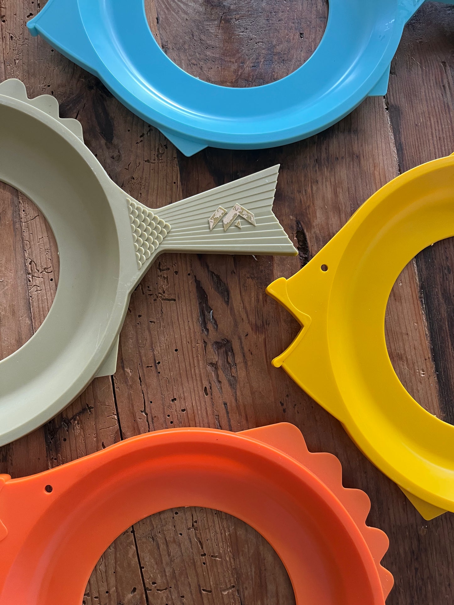 Retro Fish Paper Plate Holders x 8