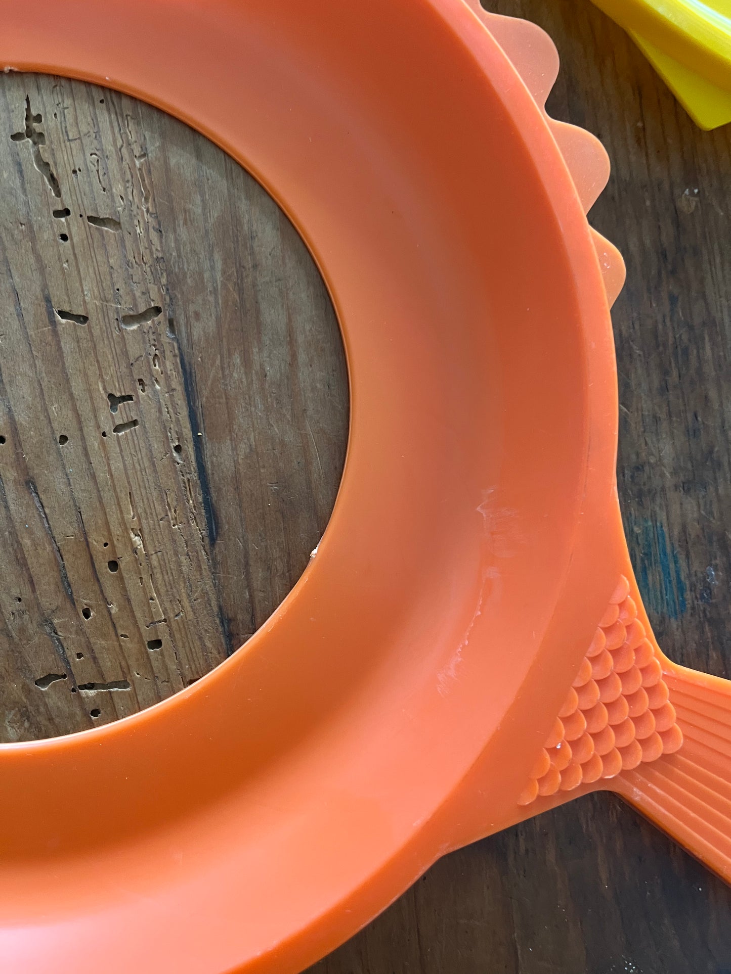 Retro Fish Paper Plate Holders x 8