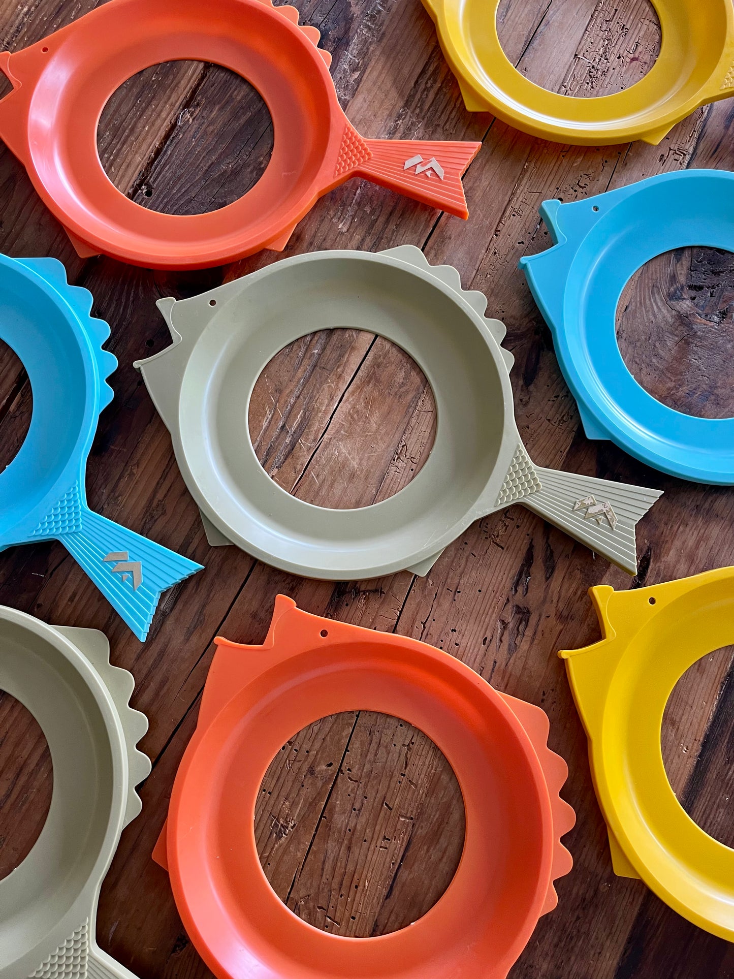 Retro Fish Paper Plate Holders x 8