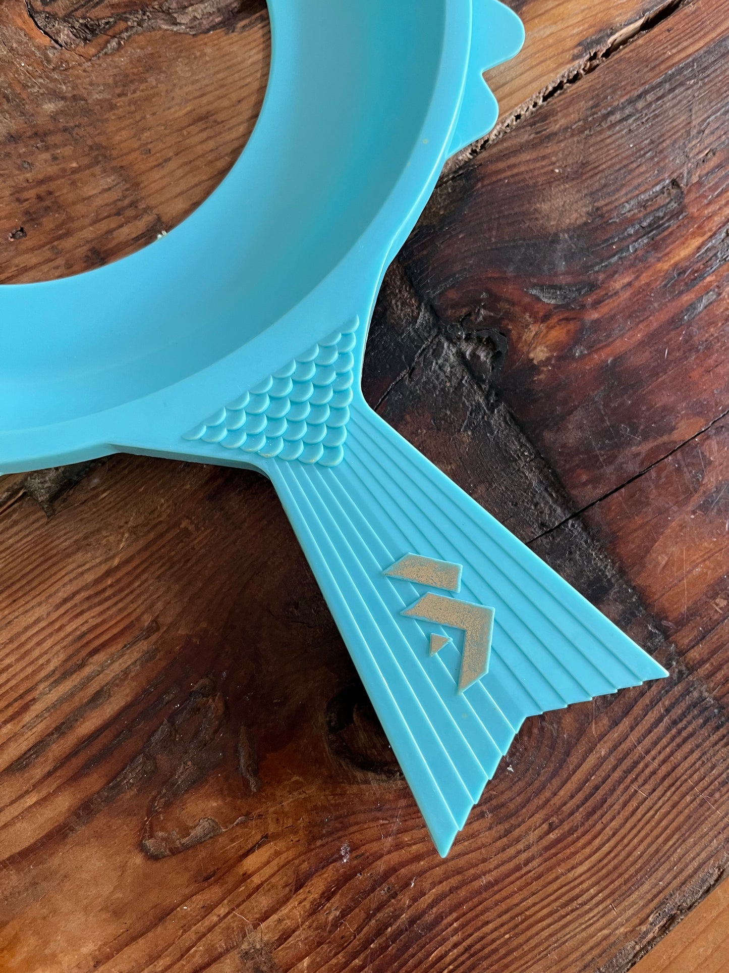 Retro Fish Paper Plate Holders x 8