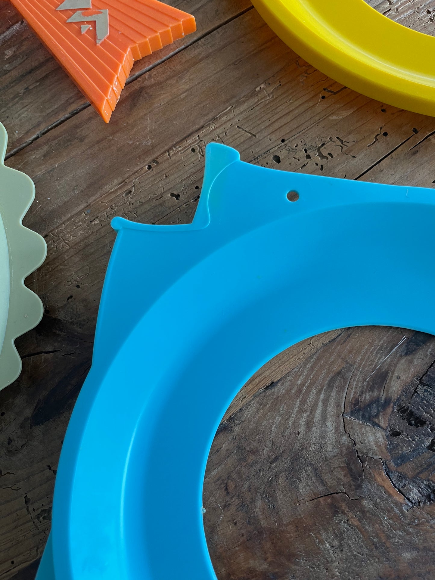 Retro Fish Paper Plate Holders x 8