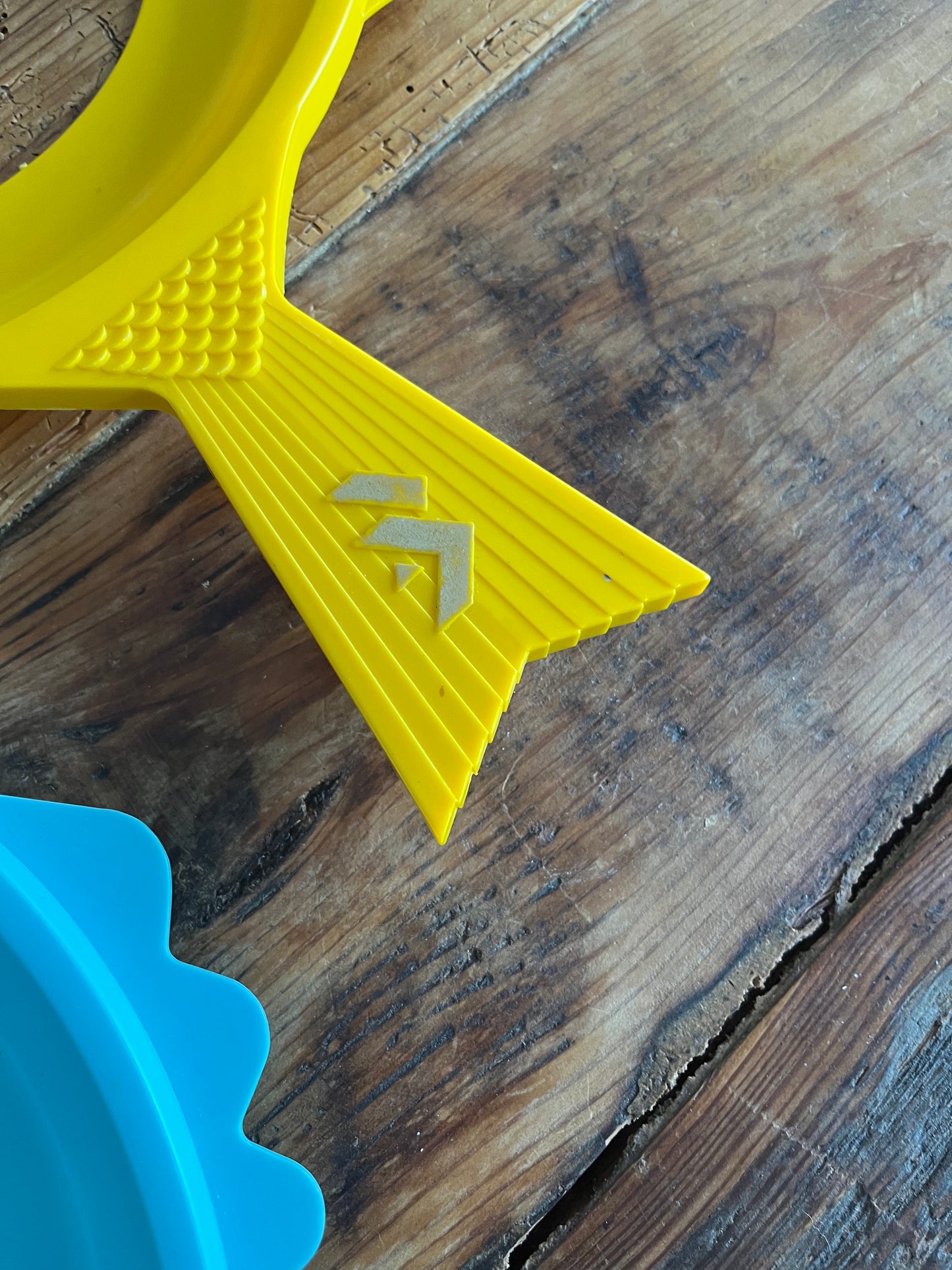 Retro Fish Paper Plate Holders x 8