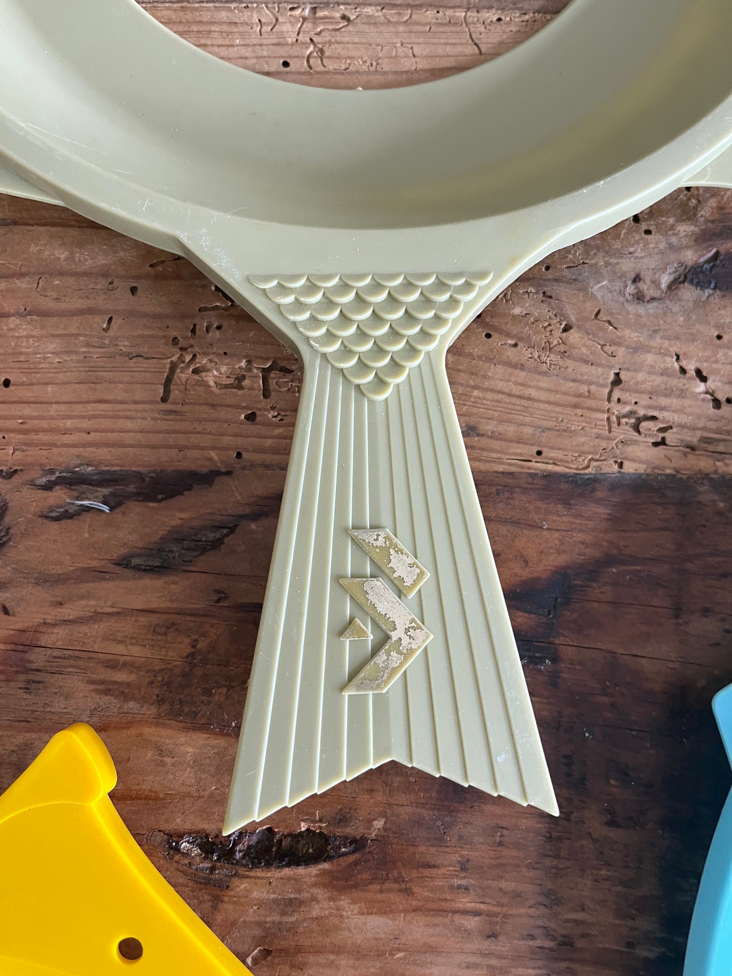 Retro Fish Paper Plate Holders x 8