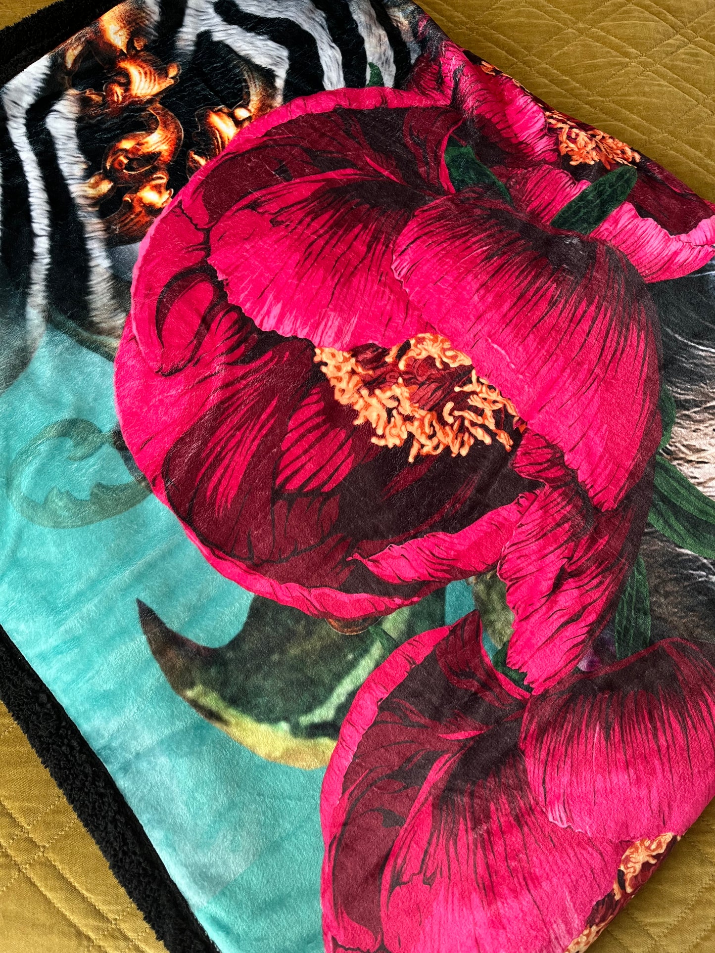 Stunning Victoria Jane Sherpa Peony Tiger Blanket