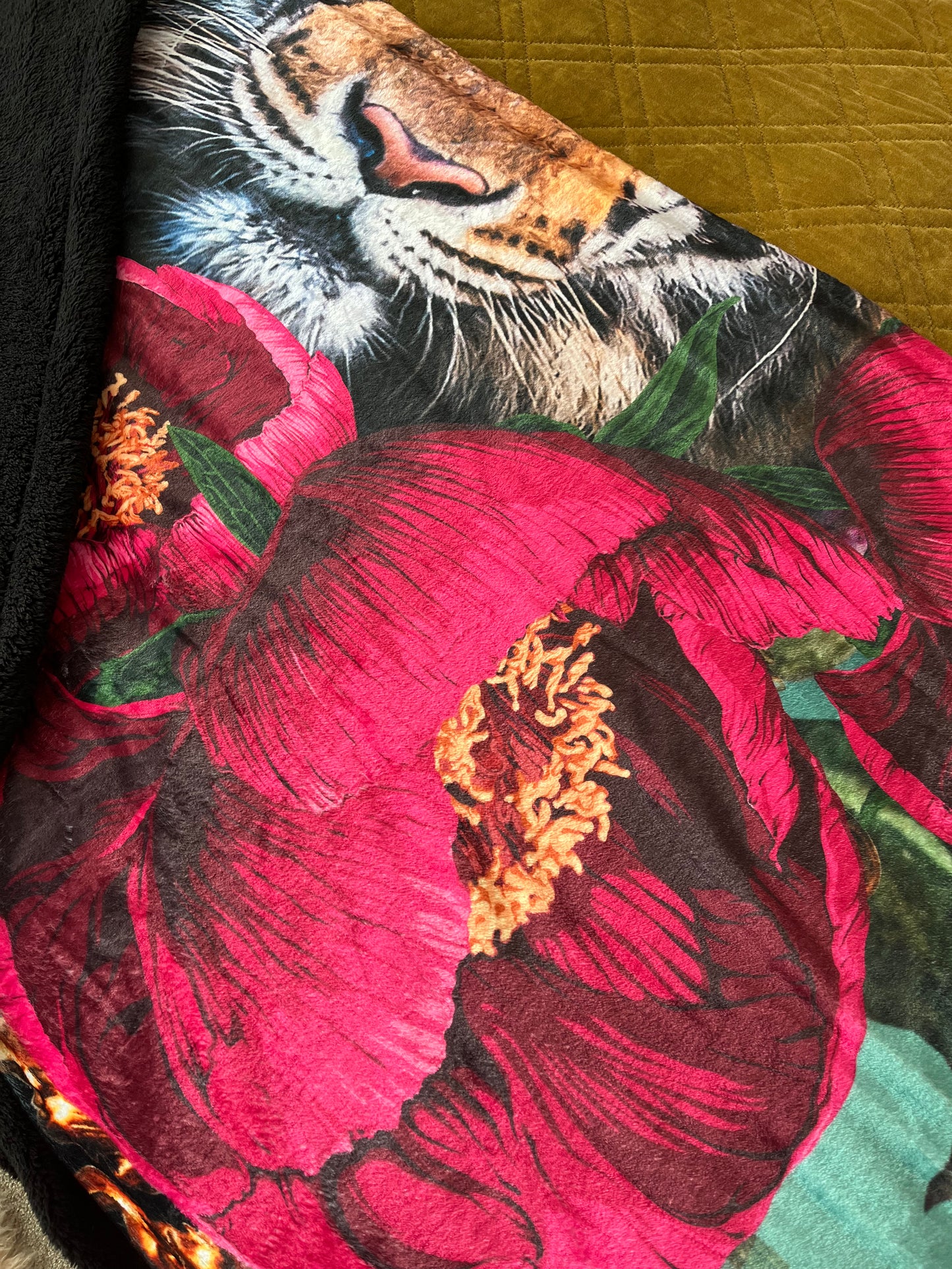 Stunning Victoria Jane Sherpa Peony Tiger Blanket