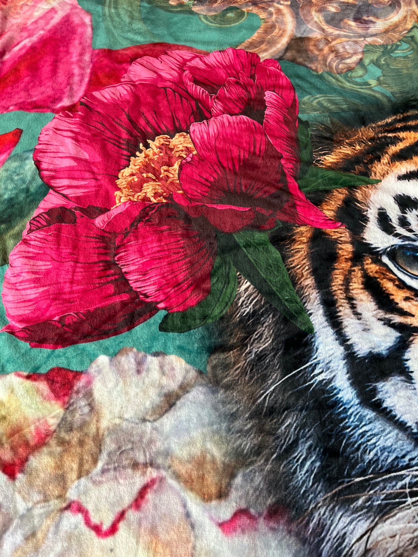 Stunning Victoria Jane Sherpa Peony Tiger Blanket