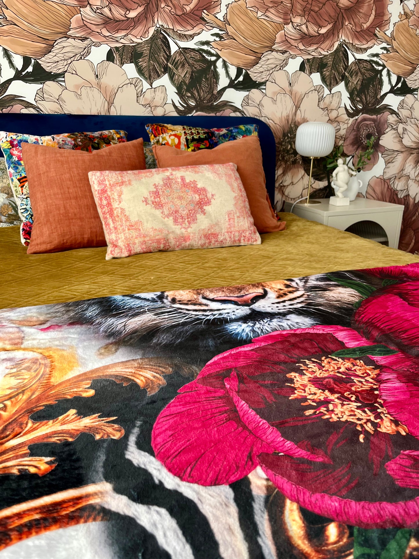 Stunning Victoria Jane Sherpa Peony Tiger Blanket
