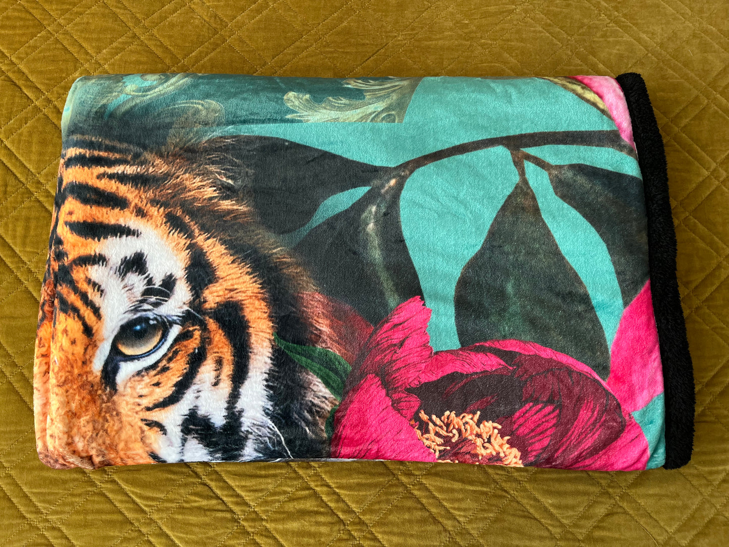 Stunning Victoria Jane Sherpa Peony Tiger Blanket