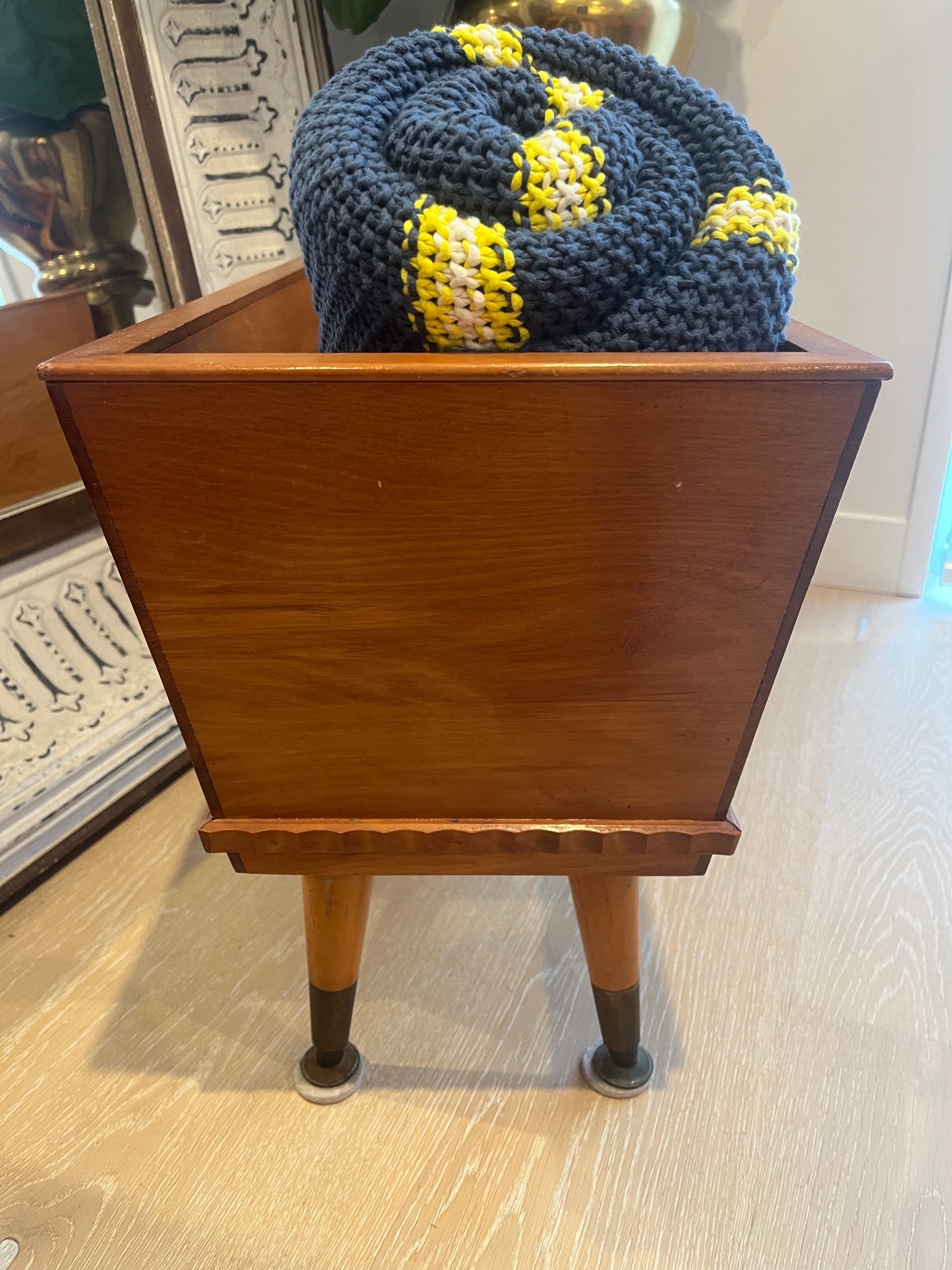 Stunning Vintage Wooden Planter Box/ Magazine Holder