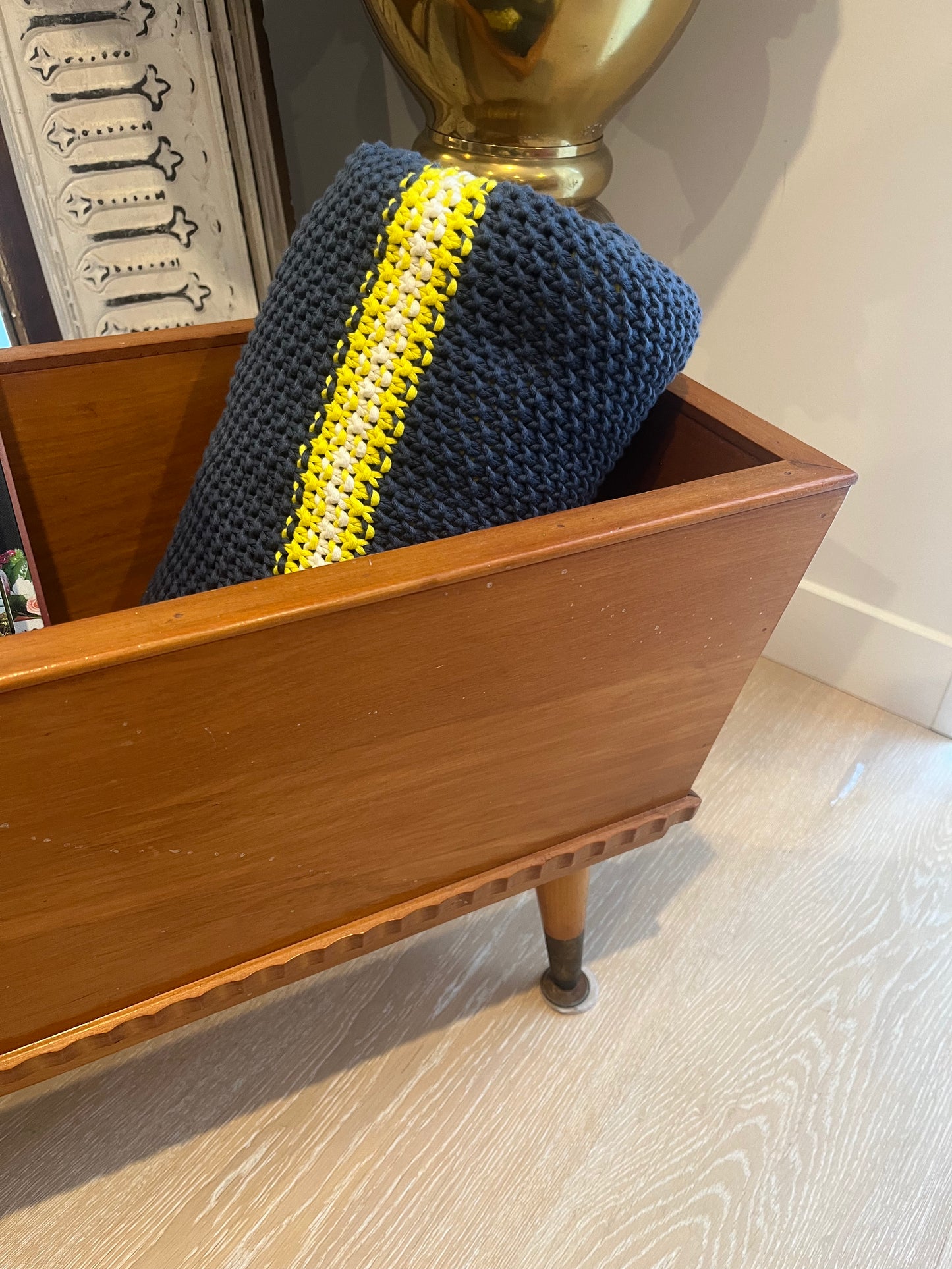 Stunning Vintage Wooden Planter Box/ Magazine Holder