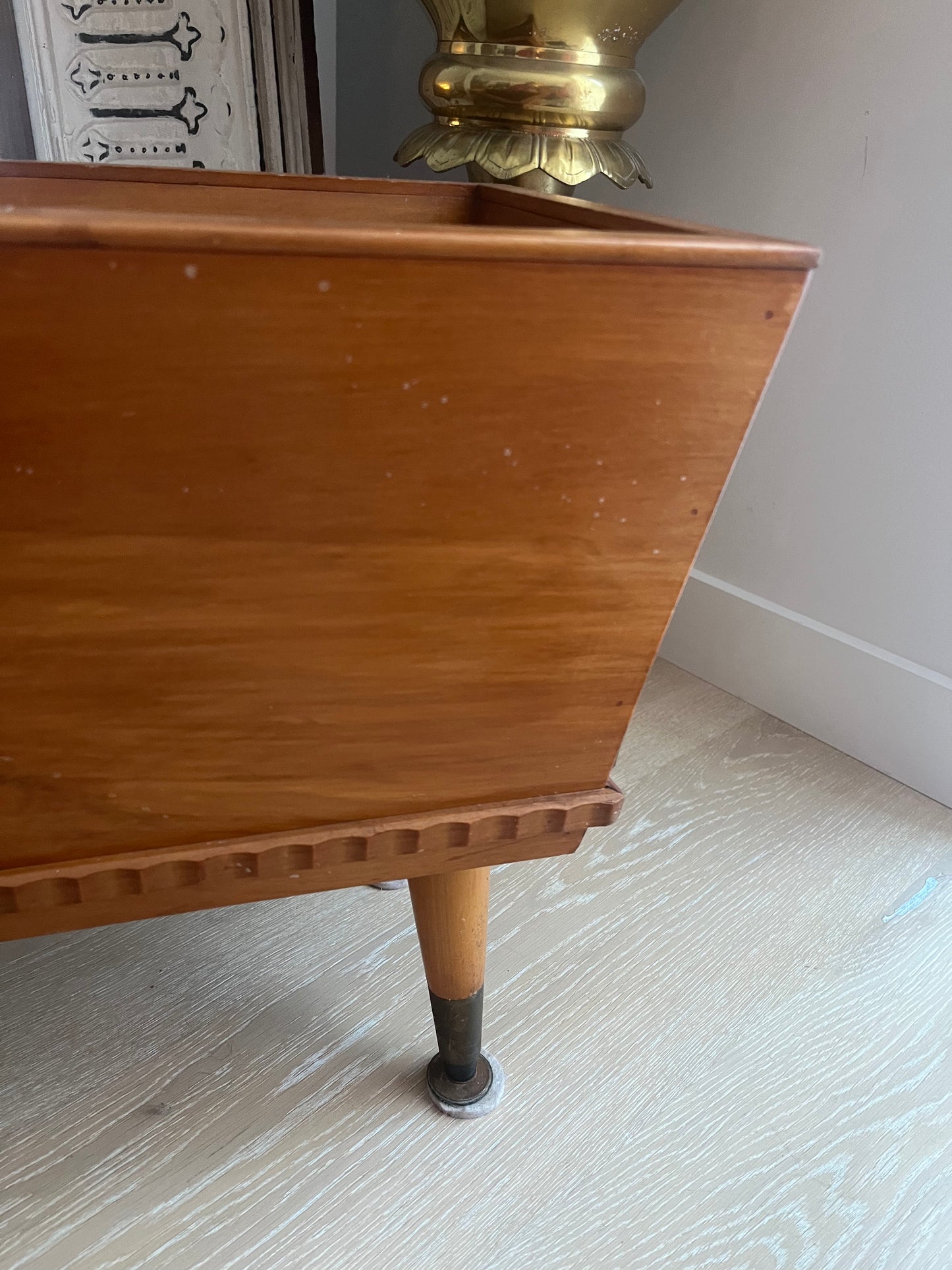 Stunning Vintage Wooden Planter Box/ Magazine Holder