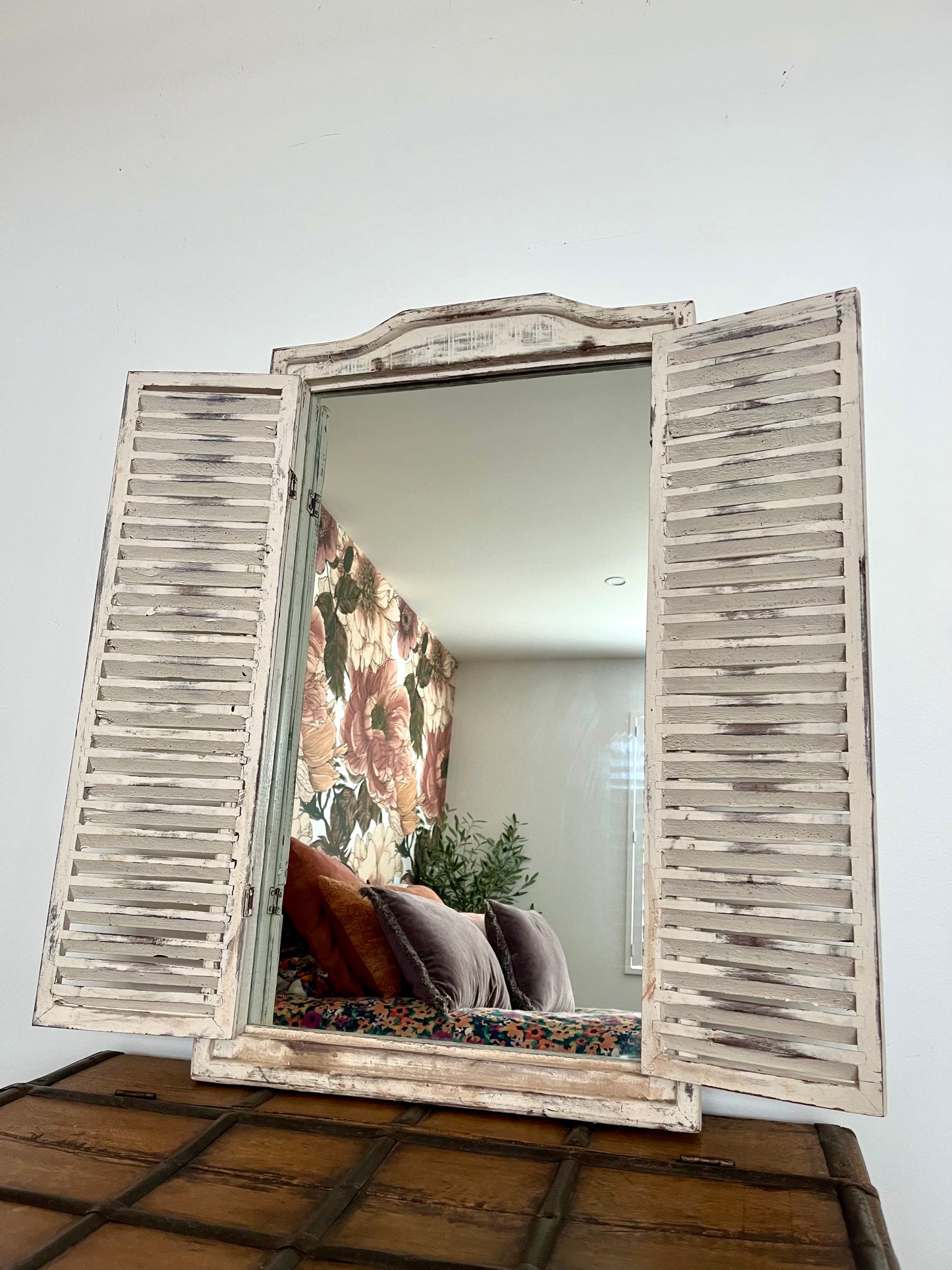 Lovely Shutter Mirror