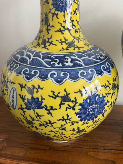 Pair of Pretty Chinese Porcelain Vases