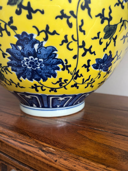 Pair of Pretty Chinese Porcelain Vases