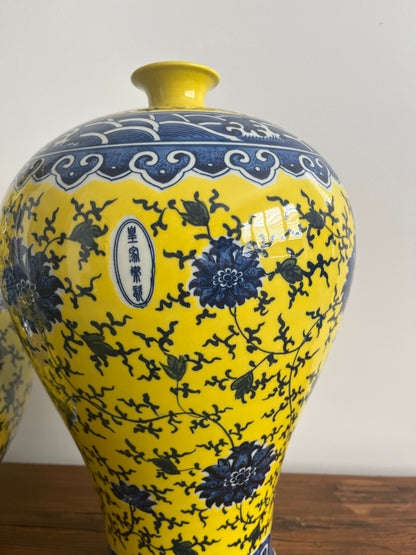 Pair of Pretty Chinese Porcelain Vases