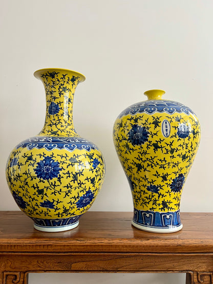 Pair of Pretty Chinese Porcelain Vases