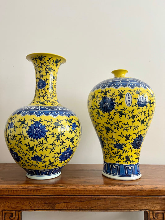 Pair of Pretty Chinese Porcelain Vases