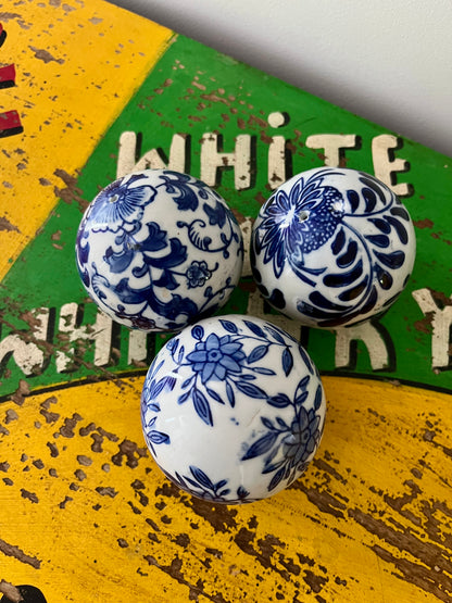 Ceramic Banana Bowl with Decorative Porcelain Balls